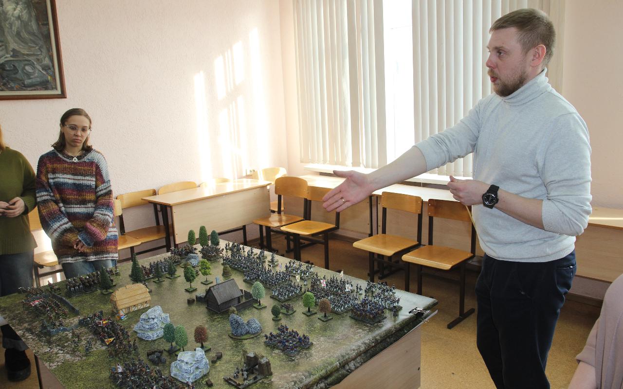 ФОТО к новости: Викинги, стрельцы, гусары: в НГПУ состоялась выставка военно-исторической миниатюры из коллекции выпускника ИИГСО
