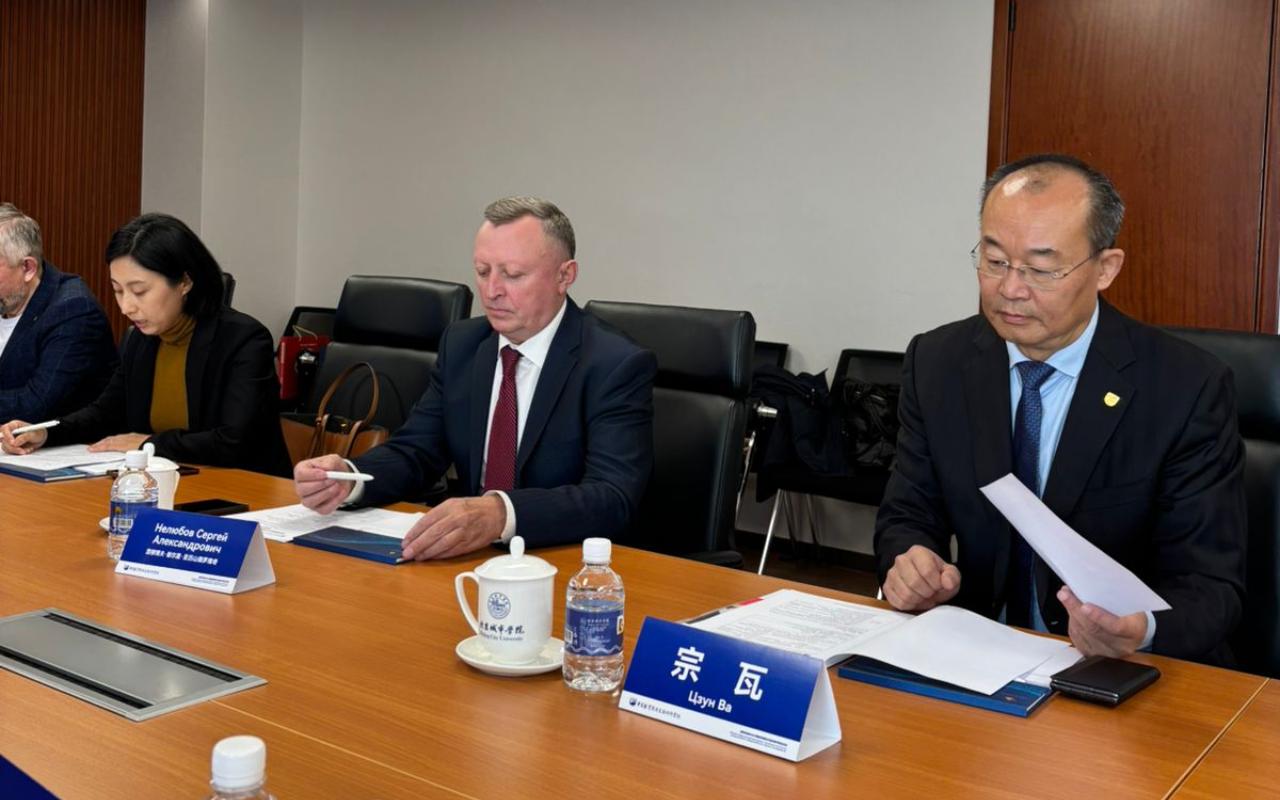 ФОТО к новости: И.о. ректора НГПУ Сергей Нелюбов принимает участие в работе международной образовательной выставки в КНР