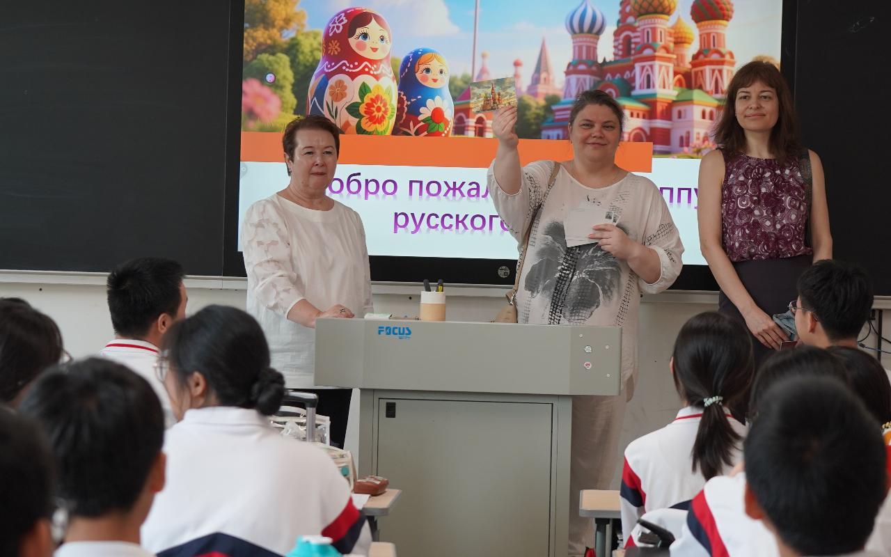 ФОТО к новости: Поддержка будущих поступающих: делегация НГПУ посетила школу иностранных языков в Китае в преддверии гаокао