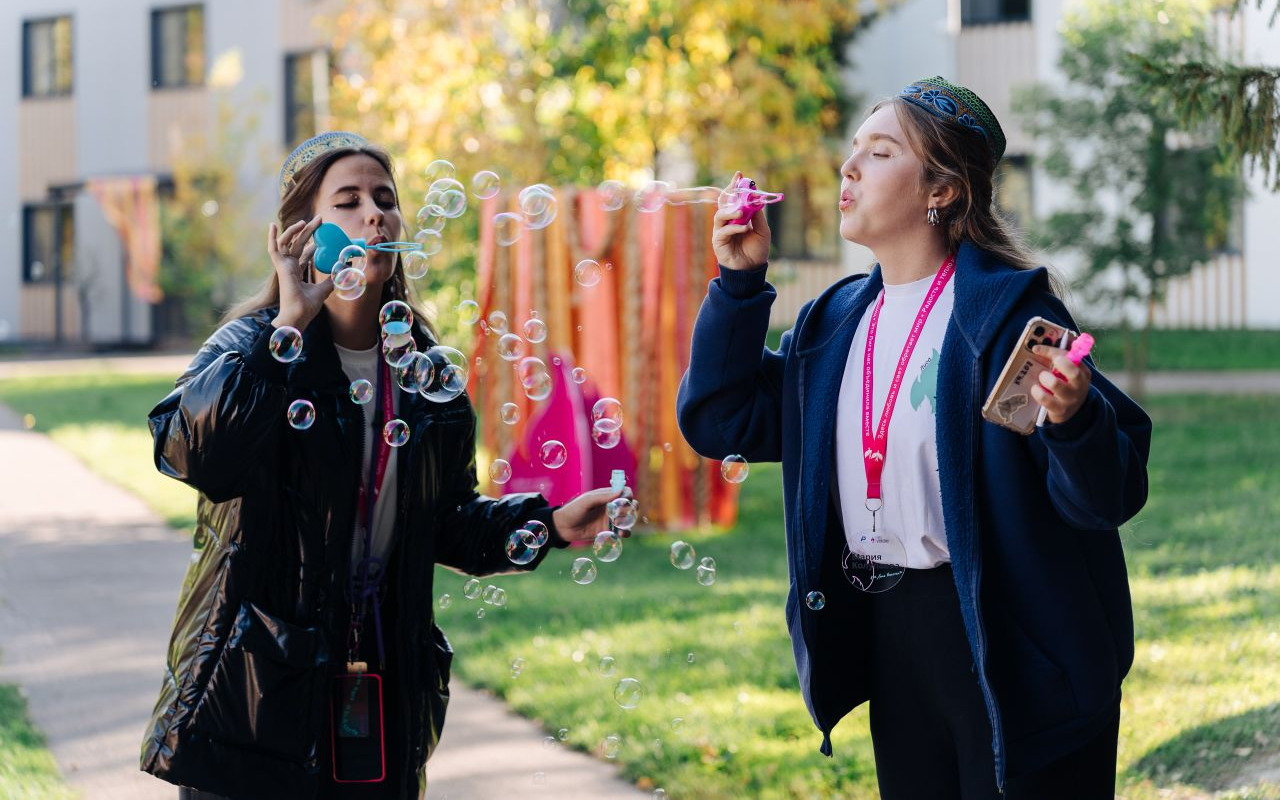 ФОТО к новости: Студентки НГПУ приняли участие в «Академии Лиги вожатых – 2025»