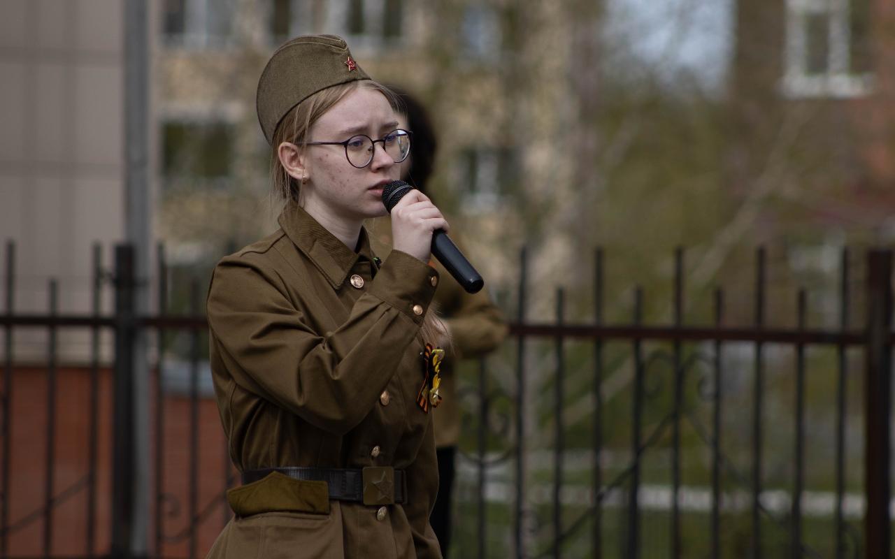 ФОТО к новости: «Наша задача — не только помнить, но и передавать»: студенты НГПУ присоединились к акции «Двор поёт „Катюшу“» 