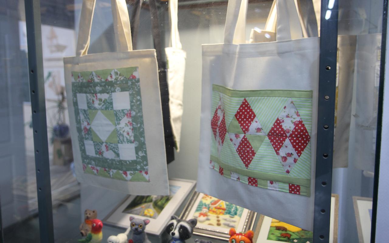 ФОТО к новости: Языком пэчворка и папье-маше: кафедра декоративно-прикладного искусства НГПУ проводит новую выставку