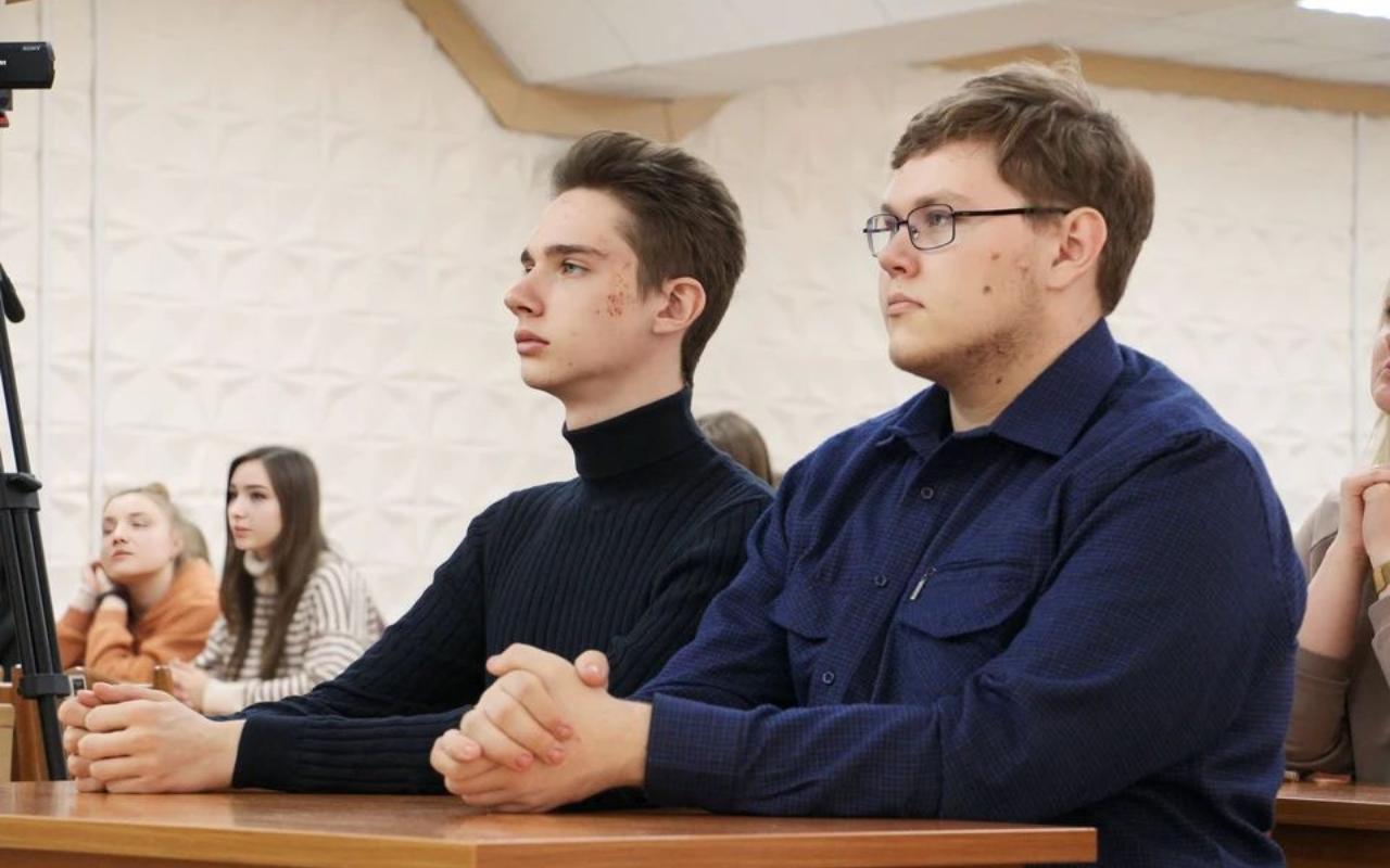 ФОТО к новости: Учеников, не сдавших математику, в НГПУ будут бесплатно готовить к пересдаче в «Летней школе»