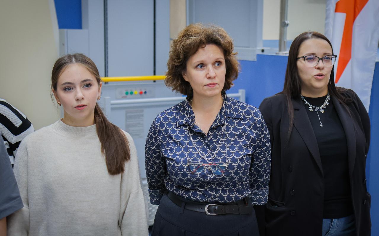 ФОТО к новости: В НГПУ состоялось торжественное поднятие флага Российской Федерации