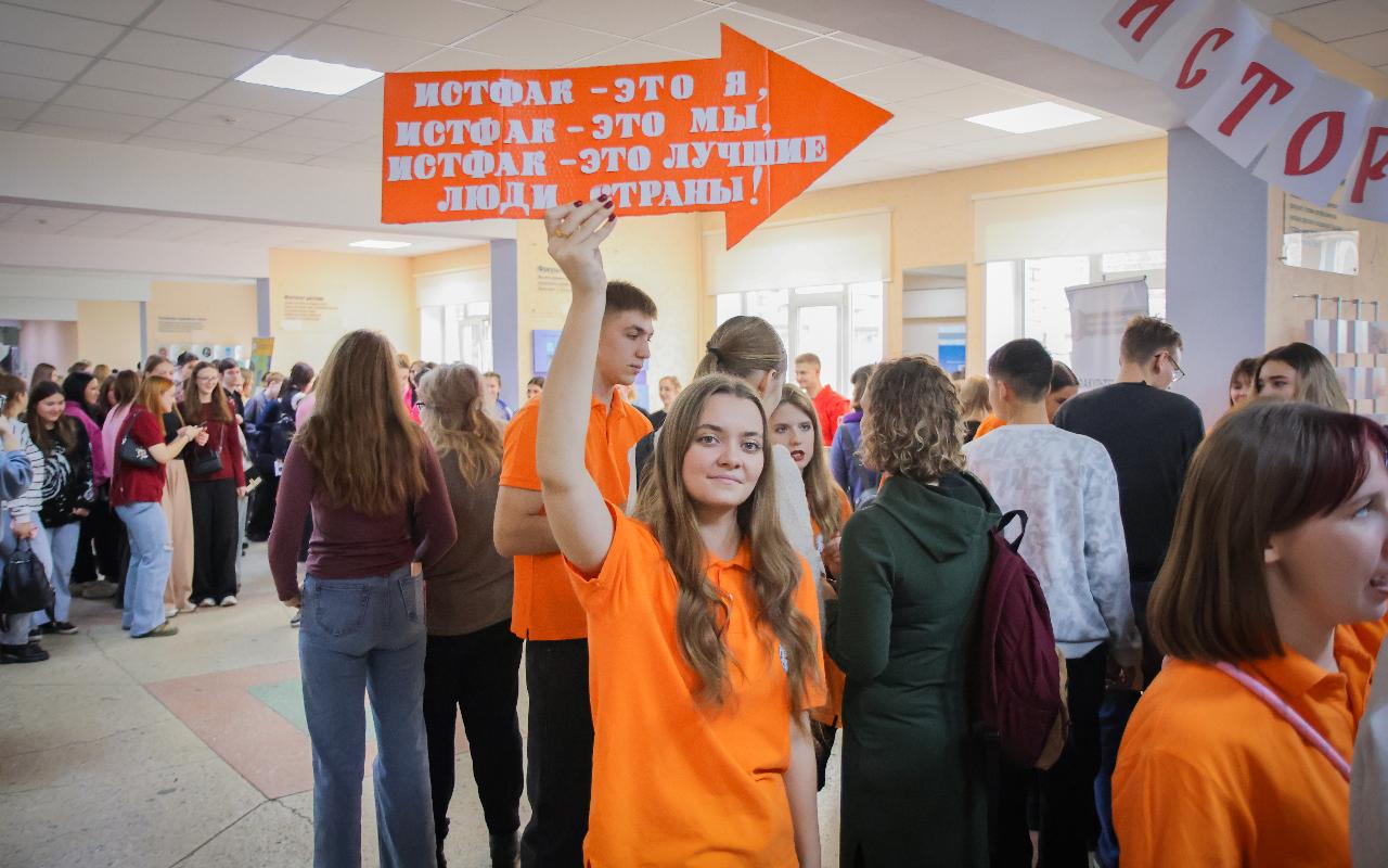 ФОТО к новости: 5 причин поступить в любимый педагогический: и.о. ректора Сергей Нелюбов на Дне открытых дверей рассказал о преимуществах НГПУ