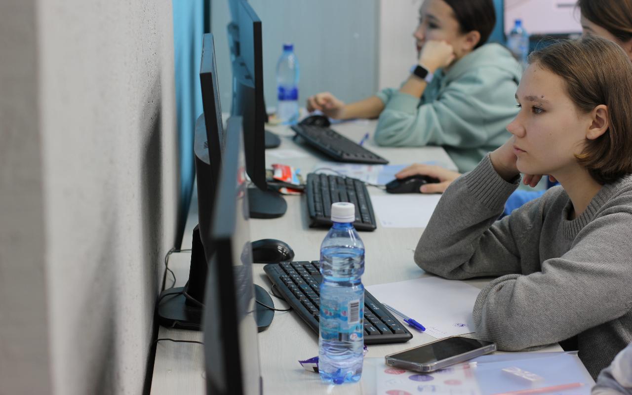 ФОТО к новости: НГПУ принял финалистов Всероссийского чемпионата сочинений «Своими словами»