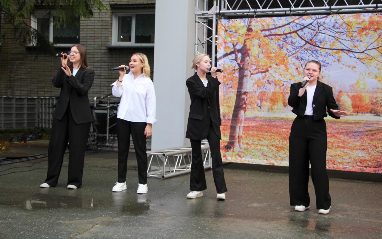 ФОТО к новости: На площади НГПУ отметили «День соседей»