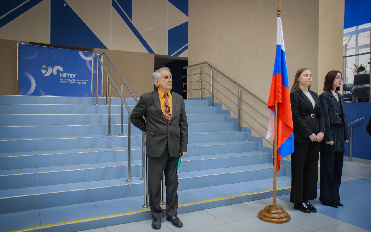 ФОТО к новости: В НГПУ состоялась торжественная церемония поднятия Государственного флага Российской Федерации