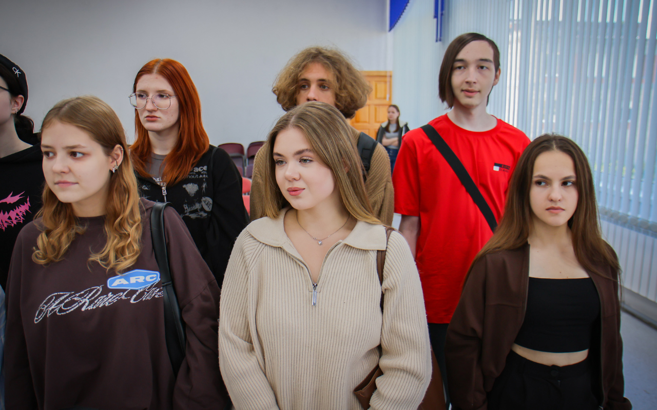 ФОТО к новости: Под флагом России: студенты-журналисты НГПУ продолжают традицию