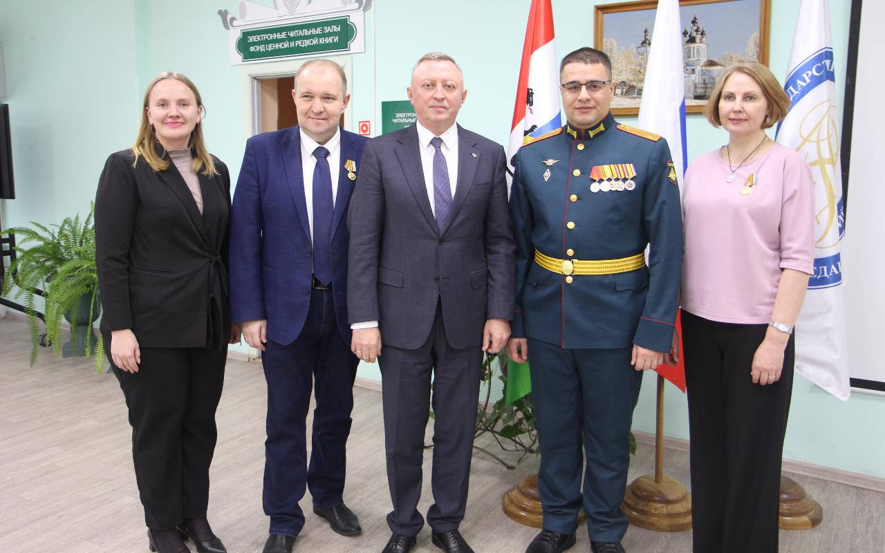 ФОТО к новости: Урок мужества, честности и нравственности: и.о. ректора, преподаватели и студенты НГПУ встретились с директором школы – участником СВО