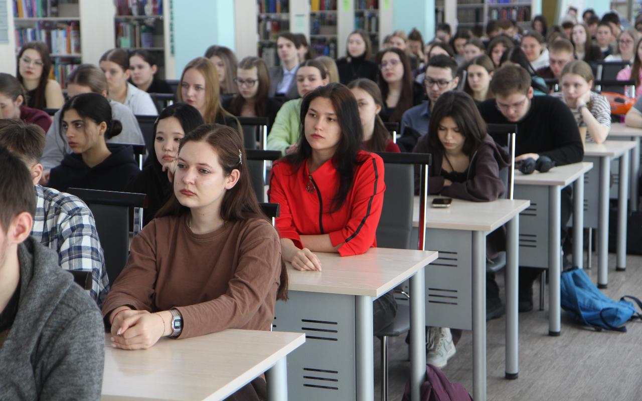 ФОТО к новости: «Не будьте равнодушными!»: в НГПУ прошла встреча с бойцом отряда спецназа «Вега» - участником СВО 