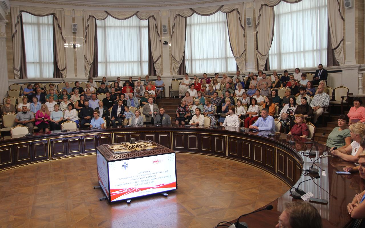 ФОТО к новости: Частичка тепла бойцам: волонтеры НГПУ награждены Благодарственными письмами Минрегиона Новосибирской области 