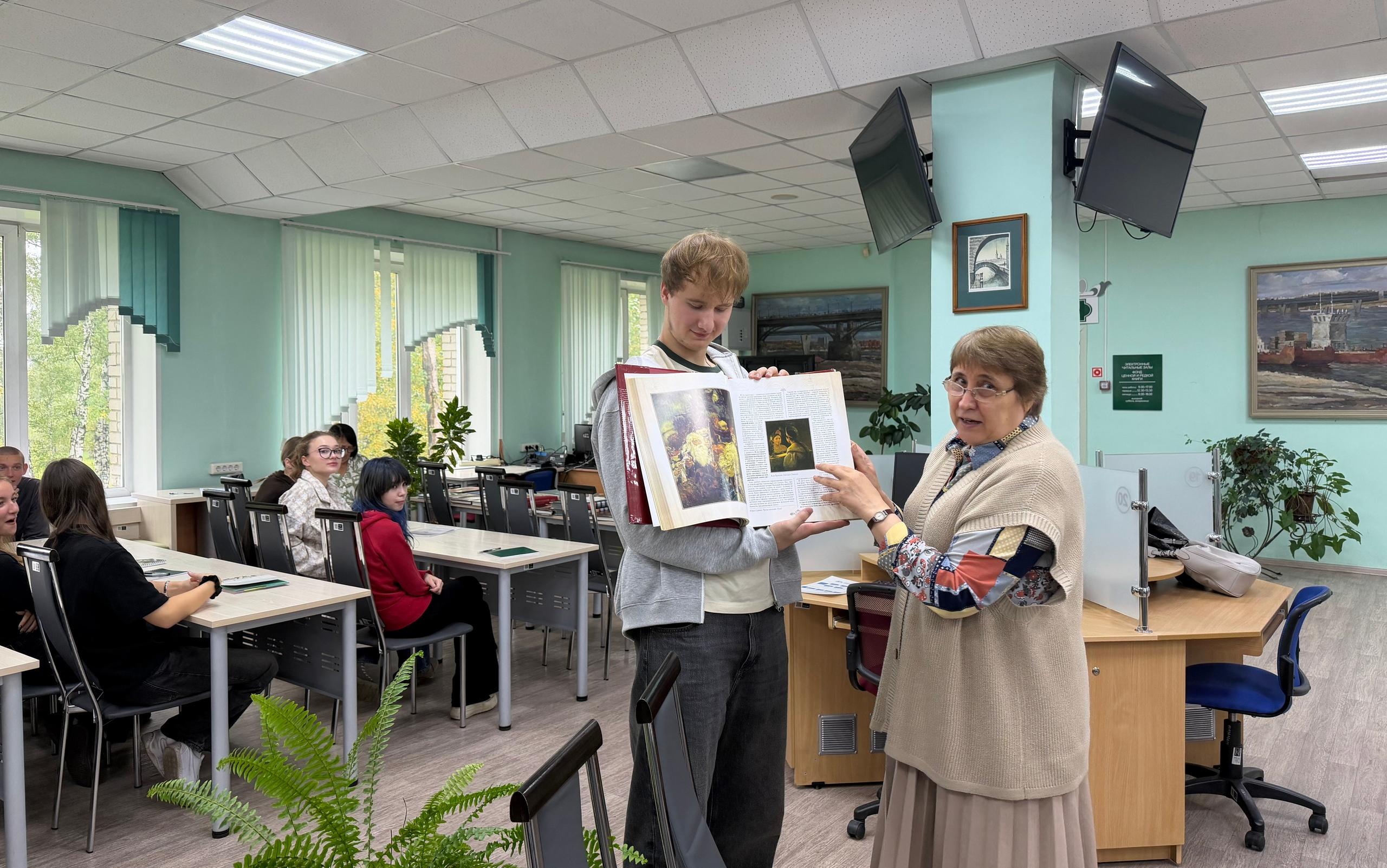 ФОТО к новости: «Древняя Русь: история и культура»: познавательная беседа раскрыла книжные сокровища библиотеки