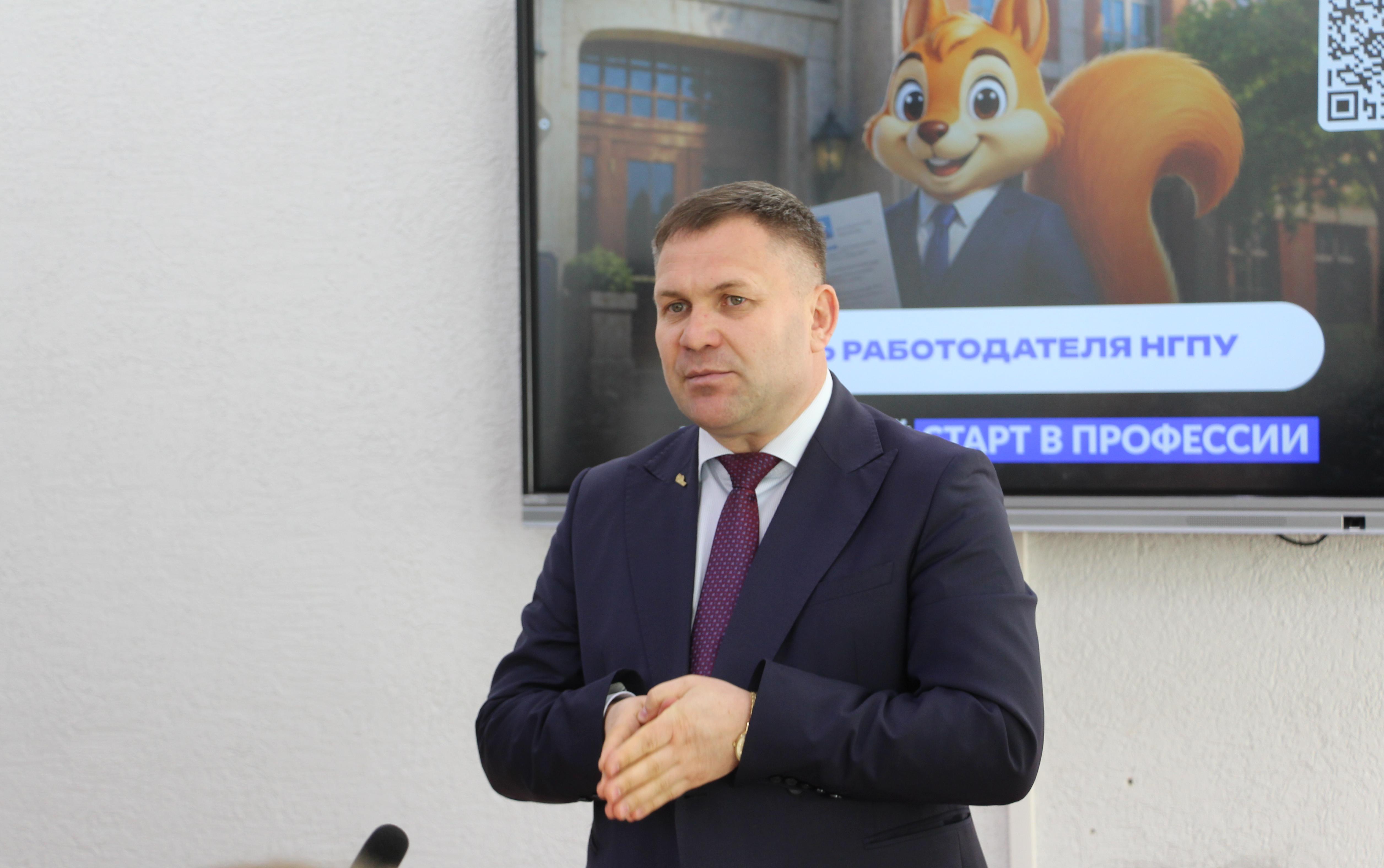 ФОТО к новости: Работодатели и будущие учителя встретились в НГПУ на Дне работодателя