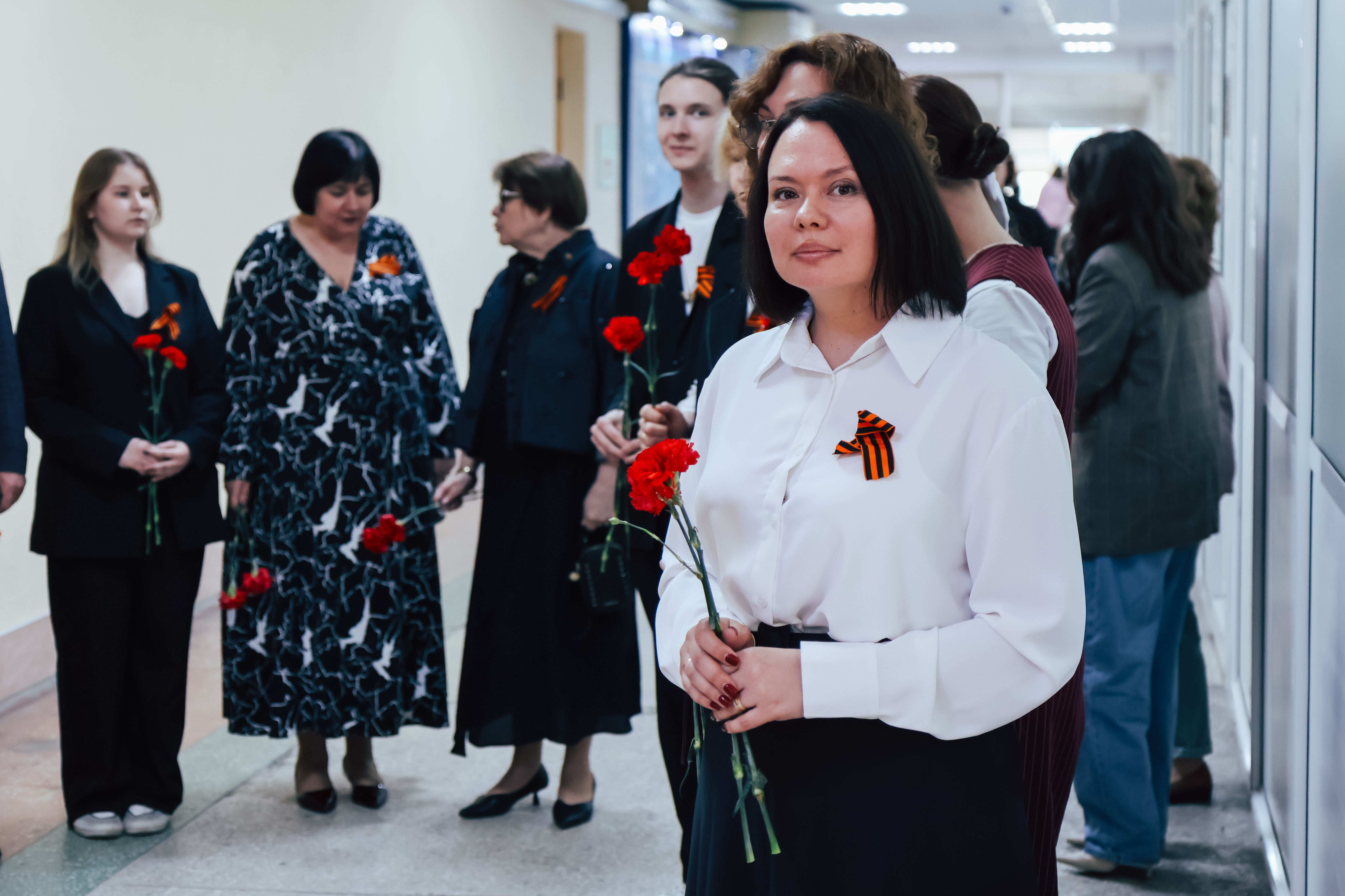 ФОТО к новости: День Победы в НГПУ: возложение цветов к мемориалу – традиция уважения и признательности