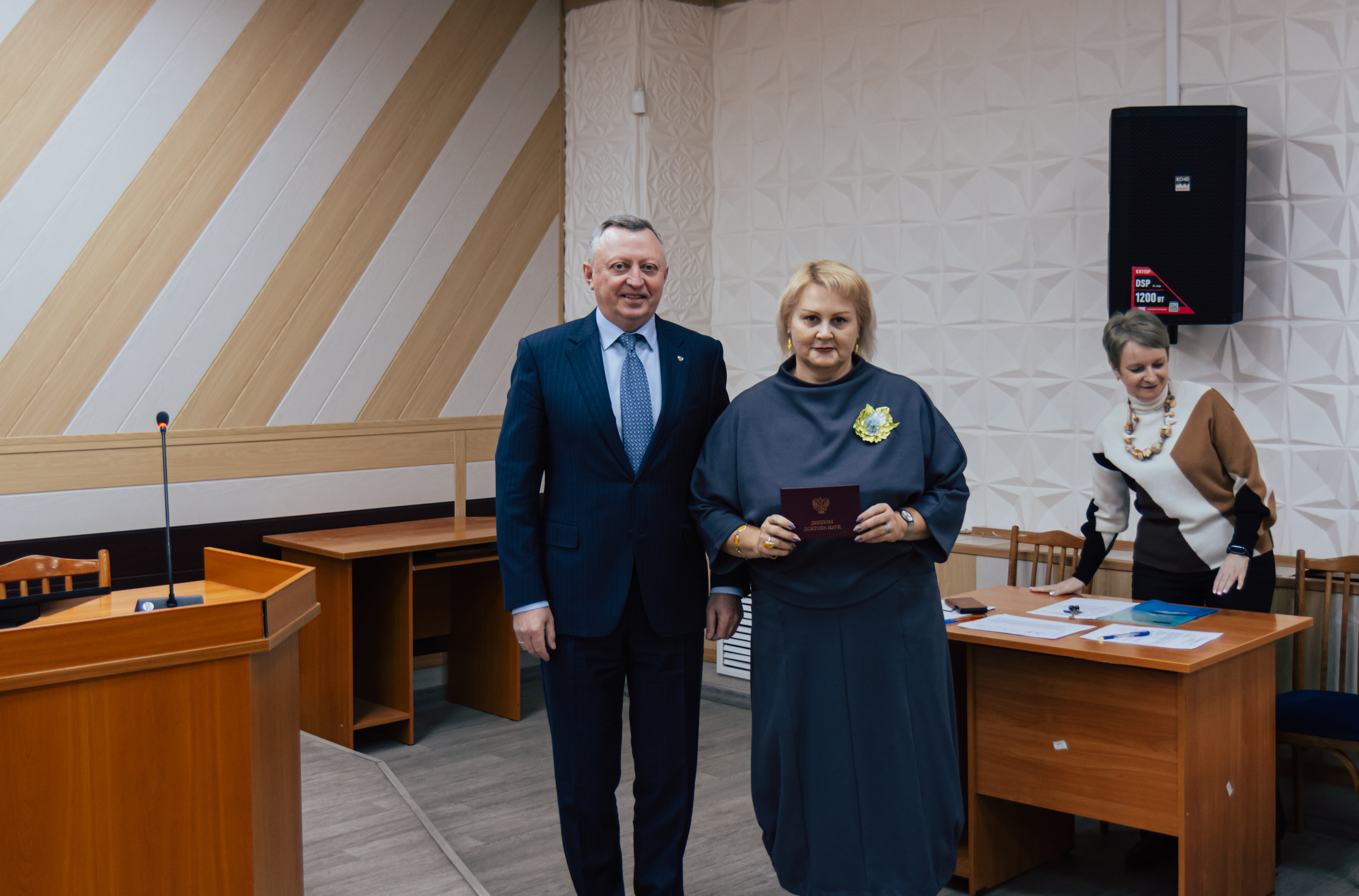 ФОТО к новости: Преподаватель НГПУ защитила диссертацию о кросс-культурном подходе к организации академической мобильности студентов, изучающих иностранный язык