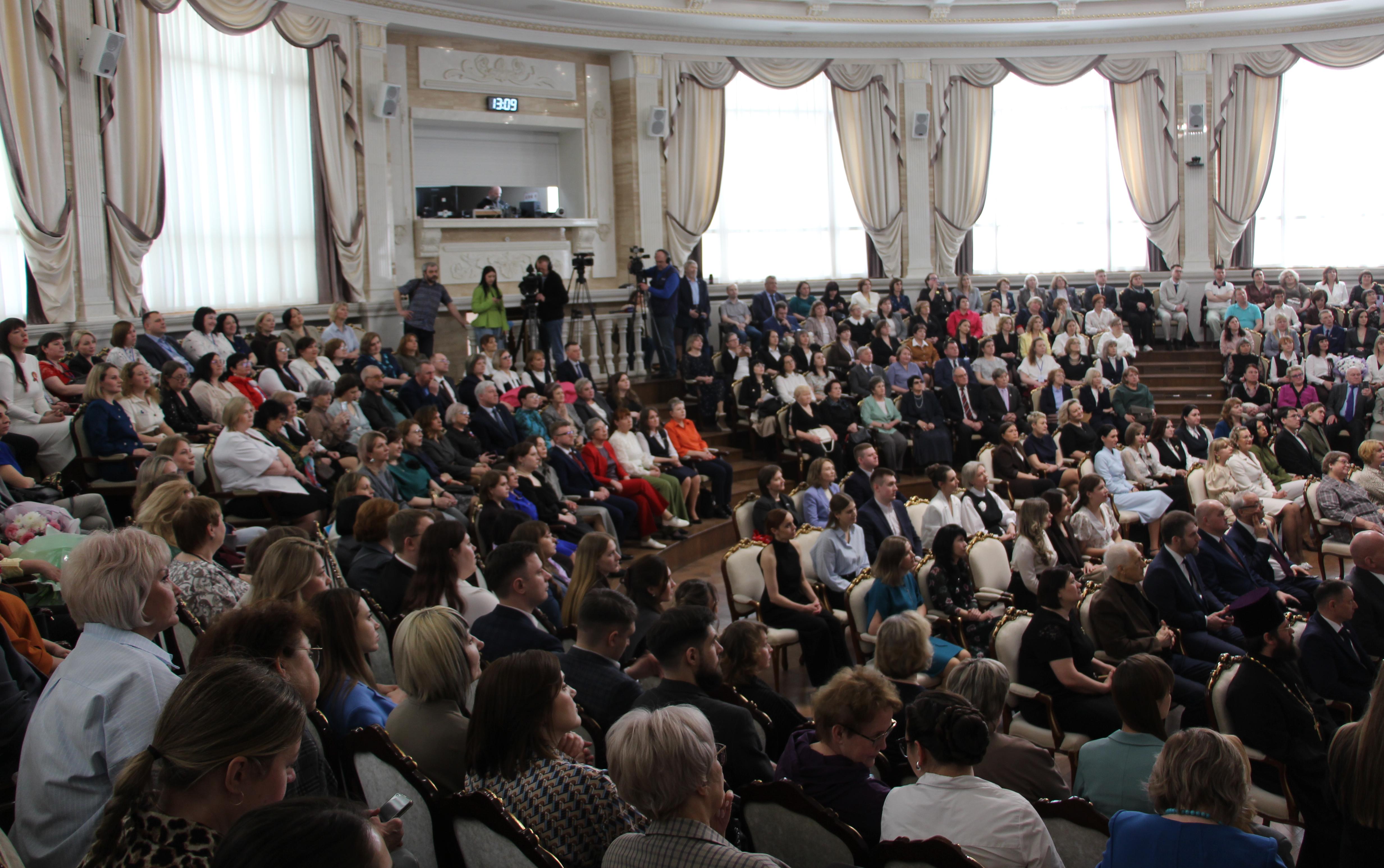 ФОТО к новости: Абсолютным победителем регионального этапа конкурса «Учитель года» стал выпускник ИЕСЭН НГПУ