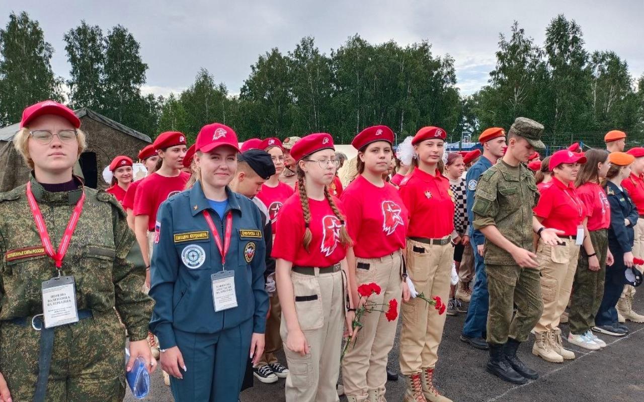ФОТО к новости: Лагерь на полигоне: спасательный отряд НГПУ вернулся с профильной смены «Юнармии»