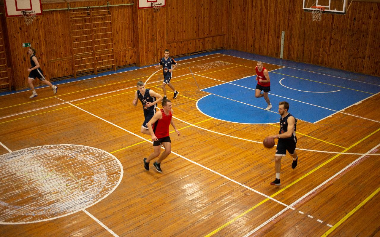 ФОТО к новости: Баскетбол в НГПУ: игра поколений