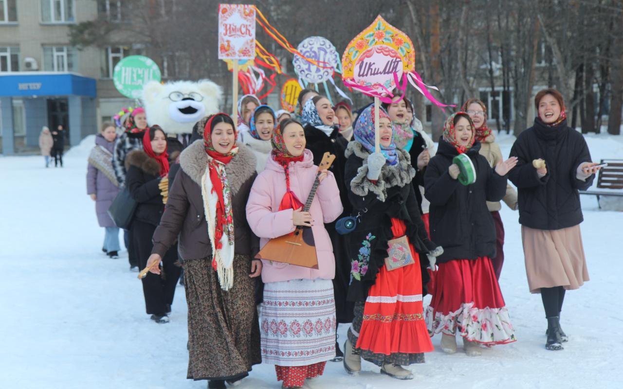 ФОТО к новости: Праздничный поезд и хороводы: в НГПУ встретили Масленицу
