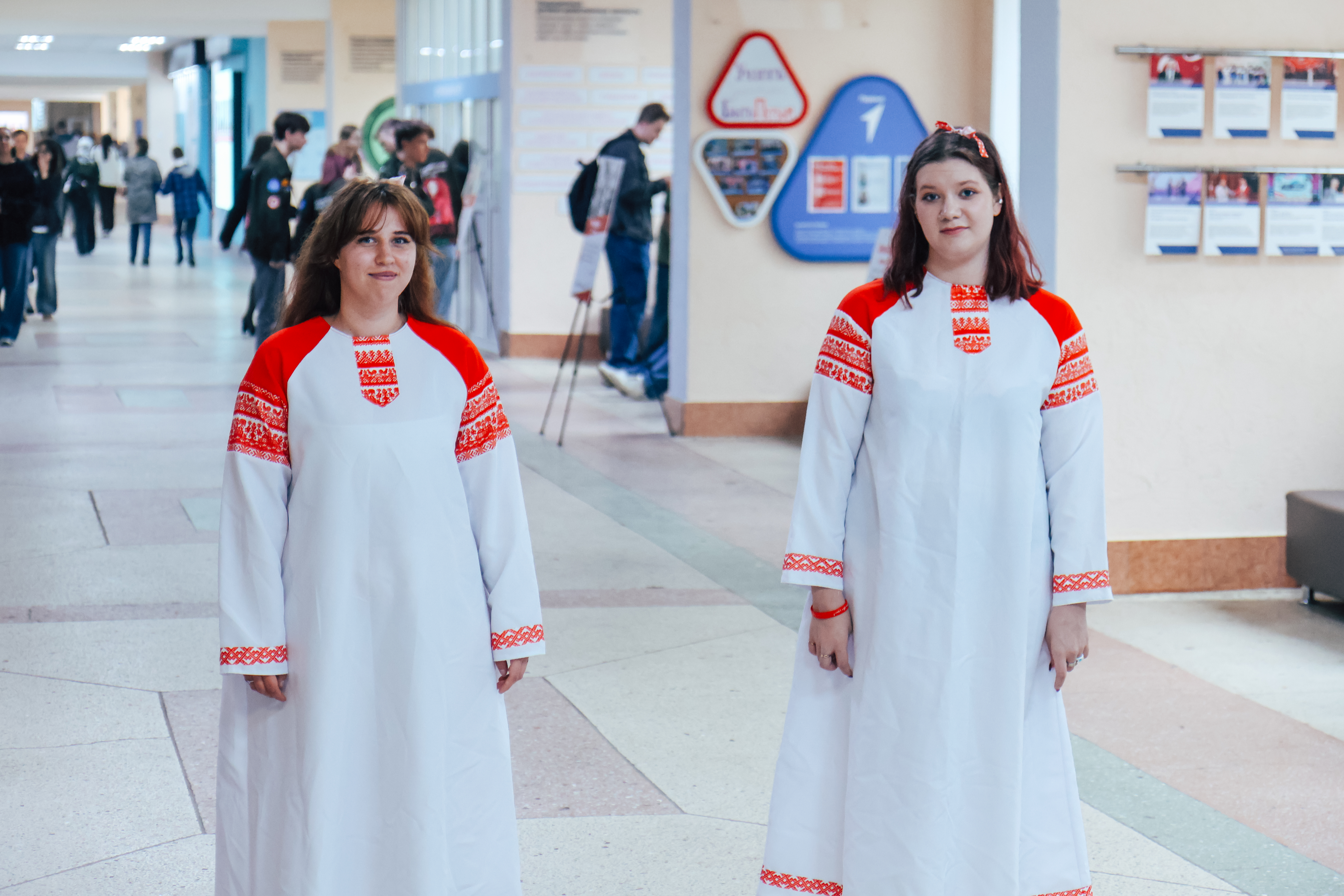ФОТО к новости: В НГПУ прошла акция «Песня тоже воевала» и открылась выставка «ФотоСтихия: авторы Победы»