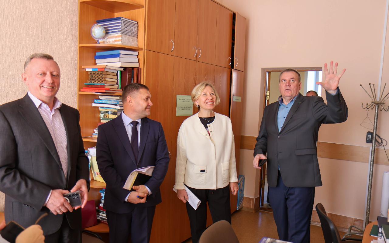 ФОТО к новости: В школе каждый день не похож на предыдущий: и. о. ректора НГПУ Сергей Нелюбов пообщался с будущими историками