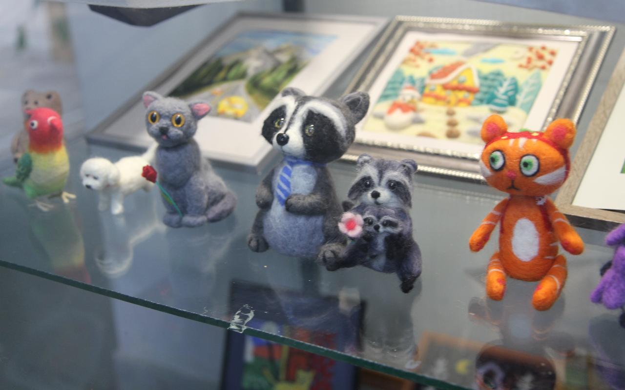 ФОТО к новости: Языком пэчворка и папье-маше: кафедра декоративно-прикладного искусства НГПУ проводит новую выставку