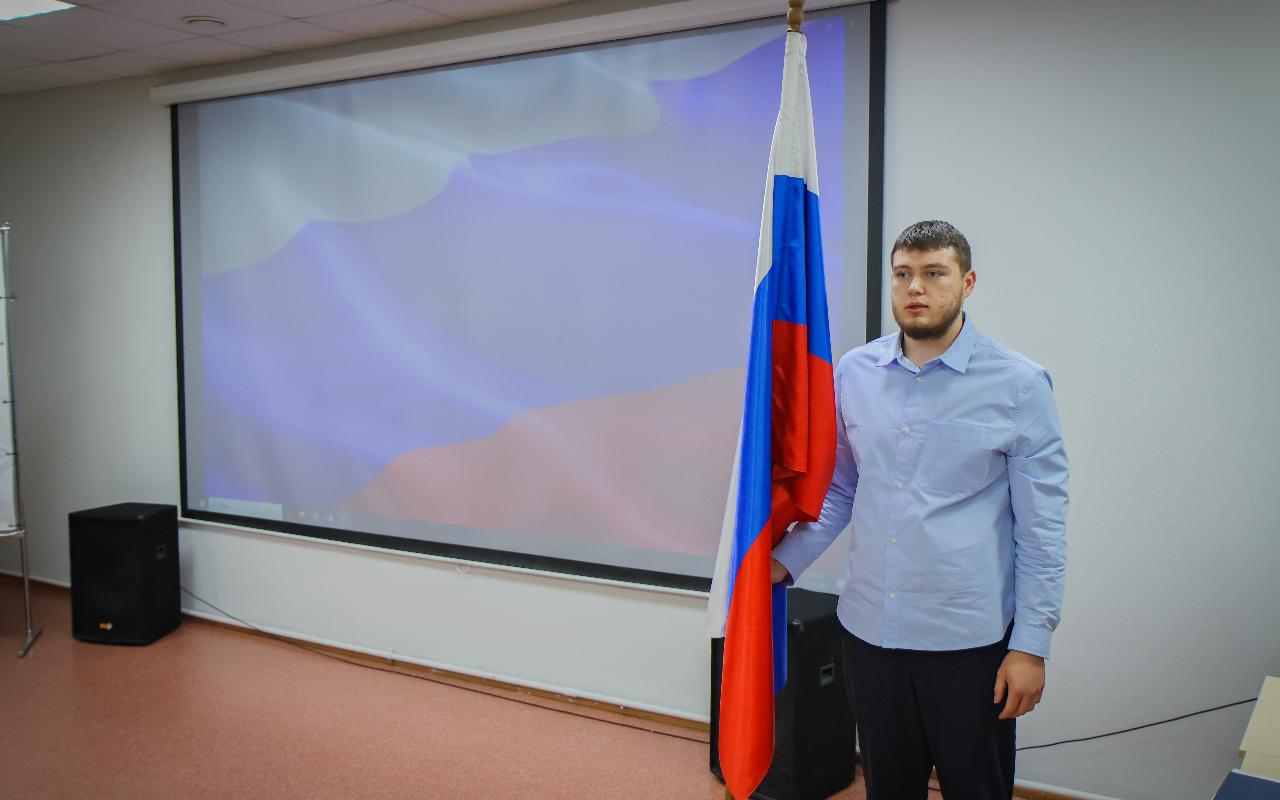 ФОТО к новости: В ИМиСК НГПУ состоялось торжественное поднятие государственного флага Российской Федерации