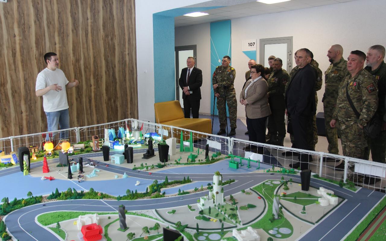 ФОТО к новости: С передовой – в студенты, а затем в педагоги: ректор НГПУ провел встречу с ветеранами СВО