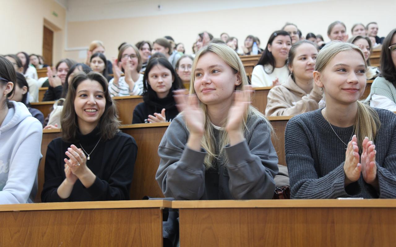 ФОТО к новости: Сломать языковой барьер: студенты-волонтёры из ФИЯ НГПУ получили награды за работу на международном фестивале