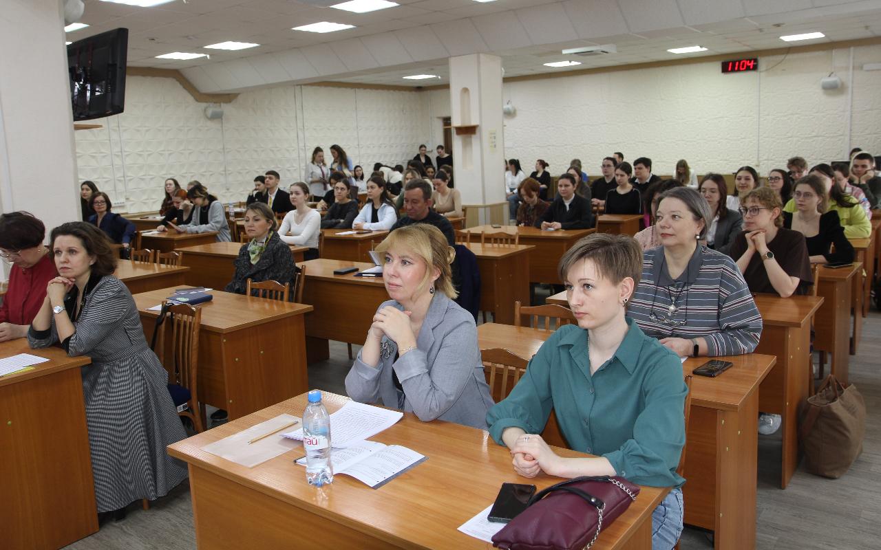 ФОТО к новости: Наука или искусство: в НГПУ обсудили сегодняшний день художественного образования 