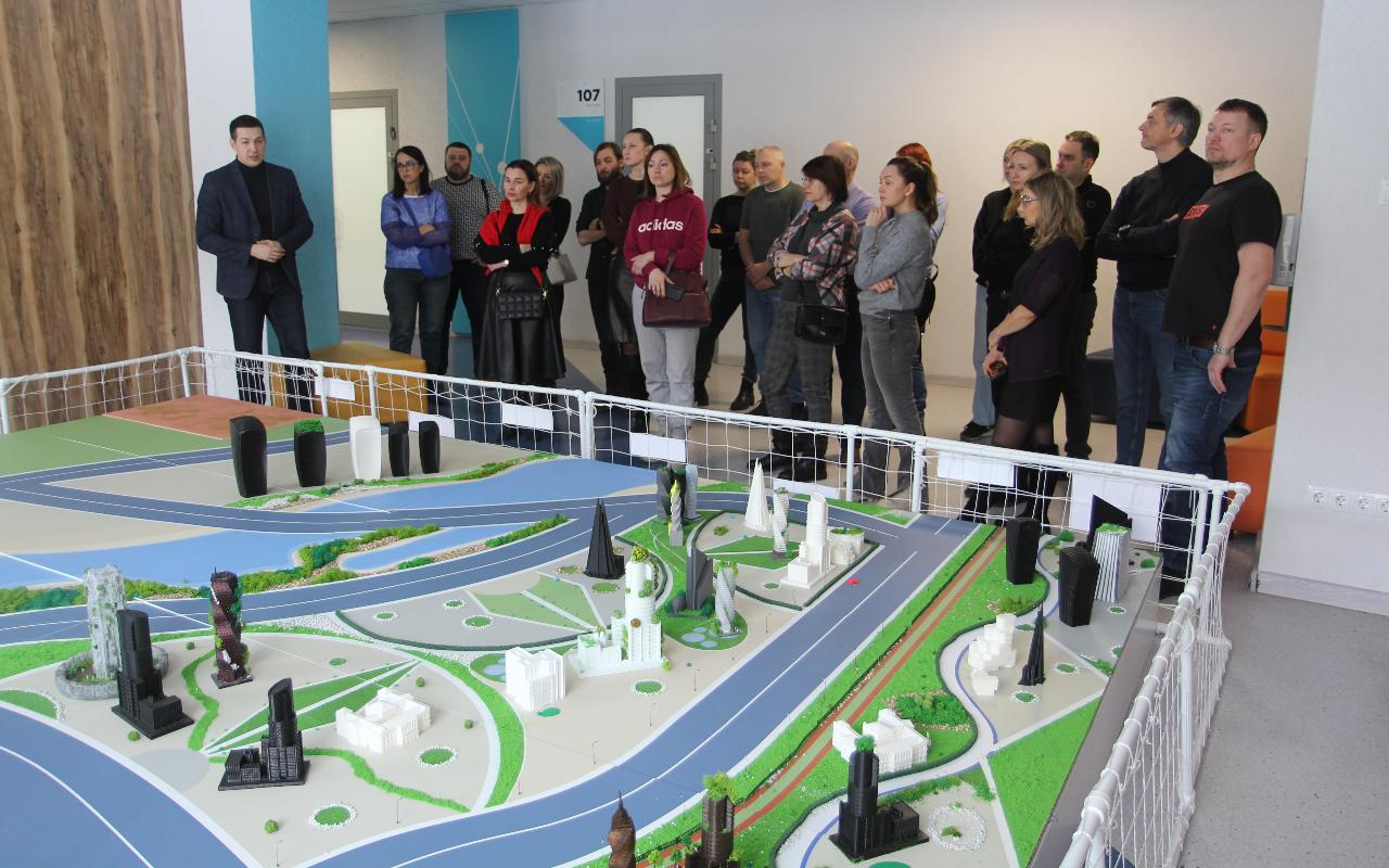 ФОТО к новости: Траектория будущих педагогов: в НГПУ состоялась встреча с родителями учеников психолого-педагогических классов МАОУ СОШ № 220