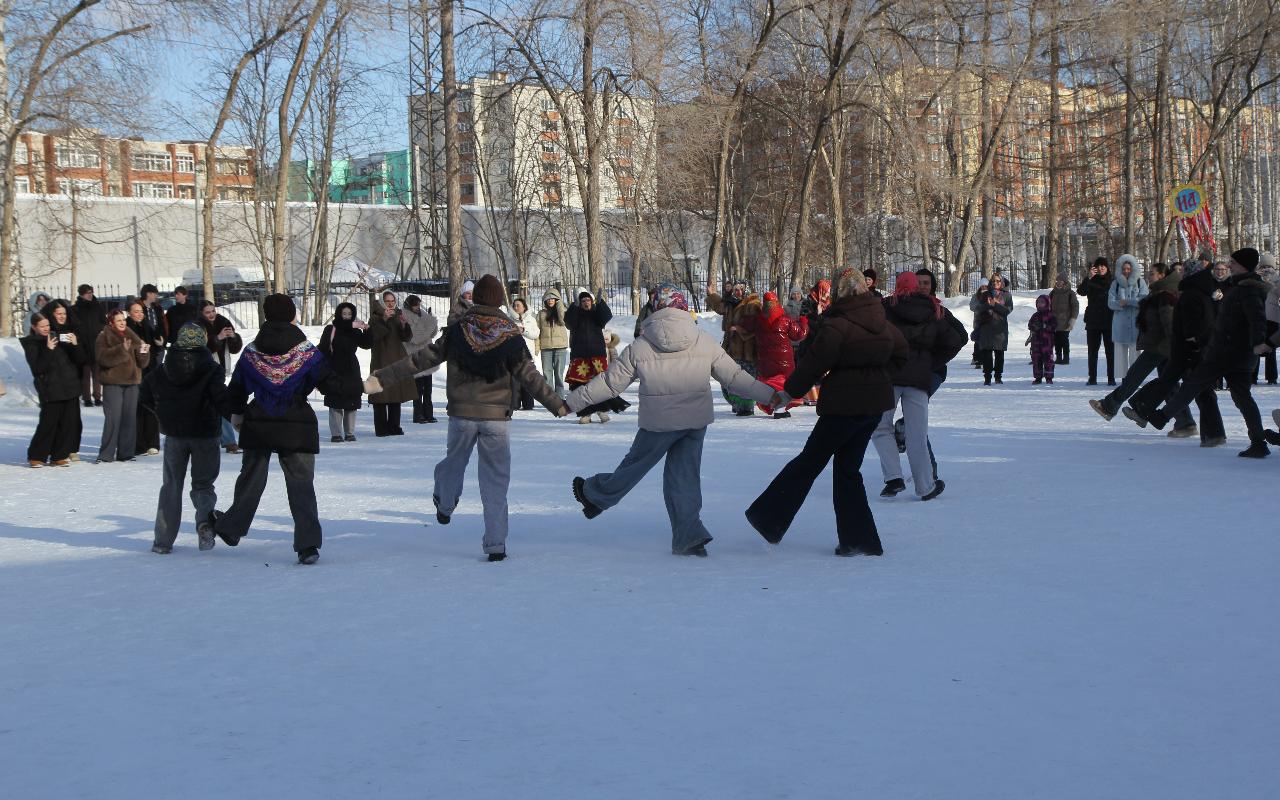 ФОТО к новости: Праздничный поезд и хороводы: в НГПУ встретили Масленицу