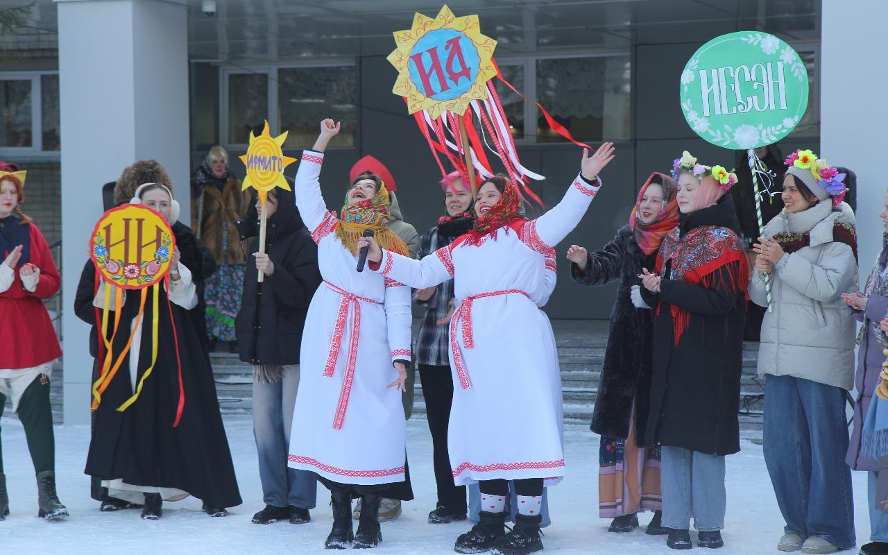 ФОТО к новости: Праздничный поезд и хороводы: в НГПУ встретили Масленицу