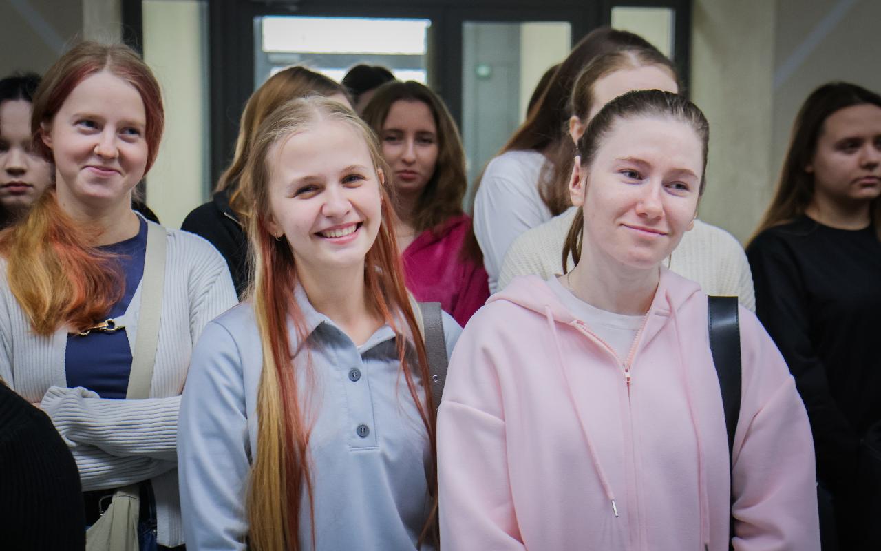 ФОТО к новости: В НГПУ состоялась торжественная церемония поднятия Государственного флага Российской Федерации