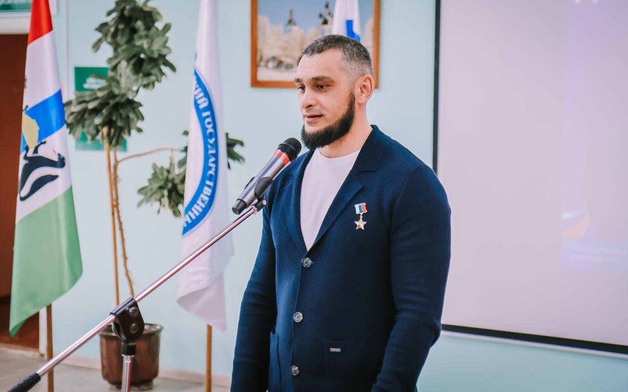 Студент НГПУ Данияр Джартанов пронесёт знамя Сухопутных войск на Параде Победы