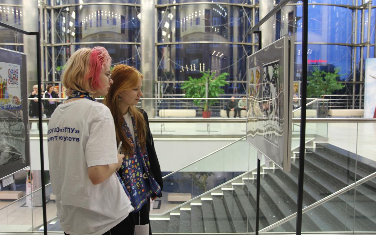 ФОТО к новости: Дневник ПедСибири: творчество юных дизайнеров ИИ НГПУ представил в Новосибирской филармонии