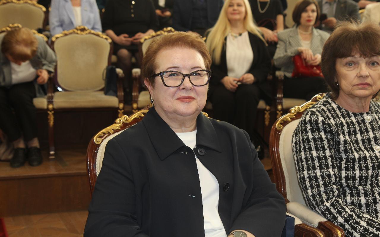 ФОТО к новости: Директор ИФиМ НГПУ Елена Булыгина получила государственную награду Российской Федерации