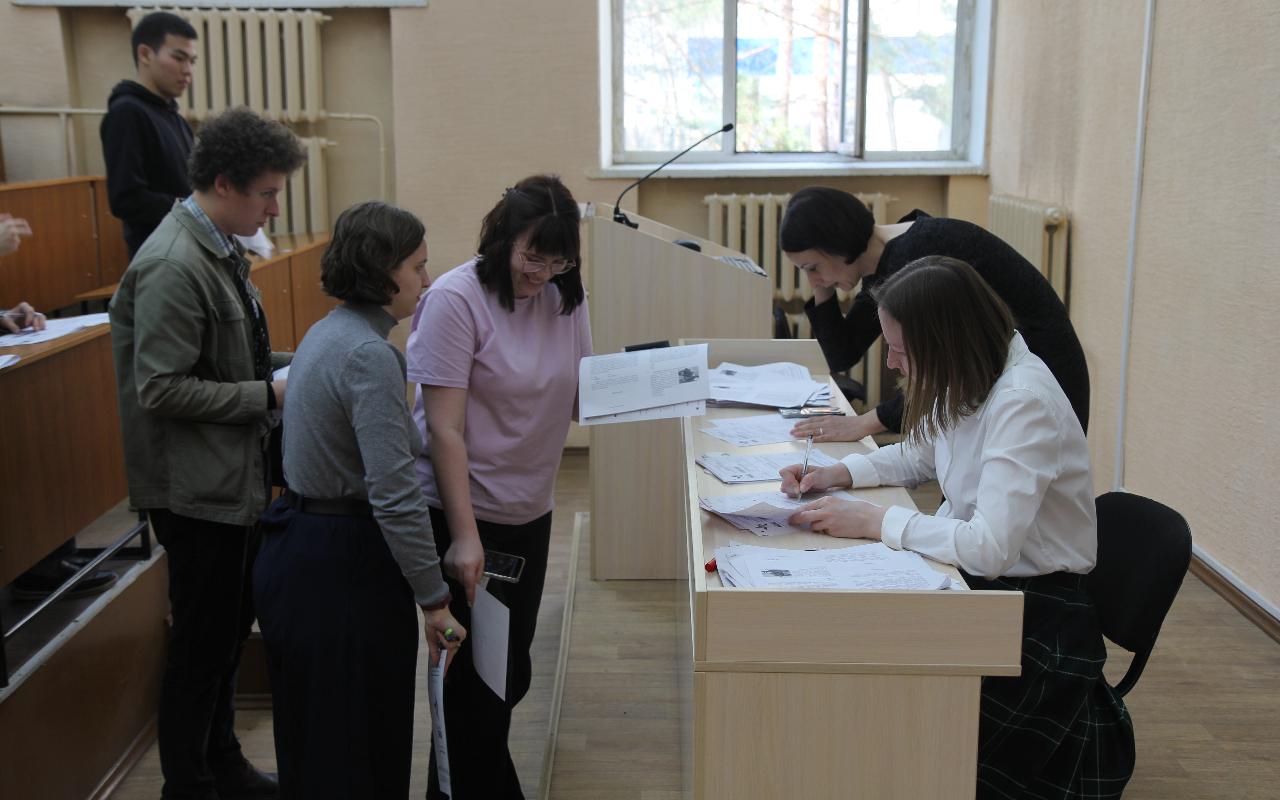 ФОТО к новости: О фронте, тыле и культуре: студенты НГПУ написали Диктант Победы