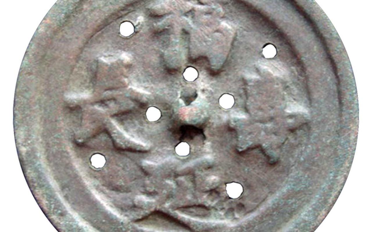 ФОТО к новости: Китайские зеркала помогли профессору НГПУ установить маршруты средневековых торговых путей