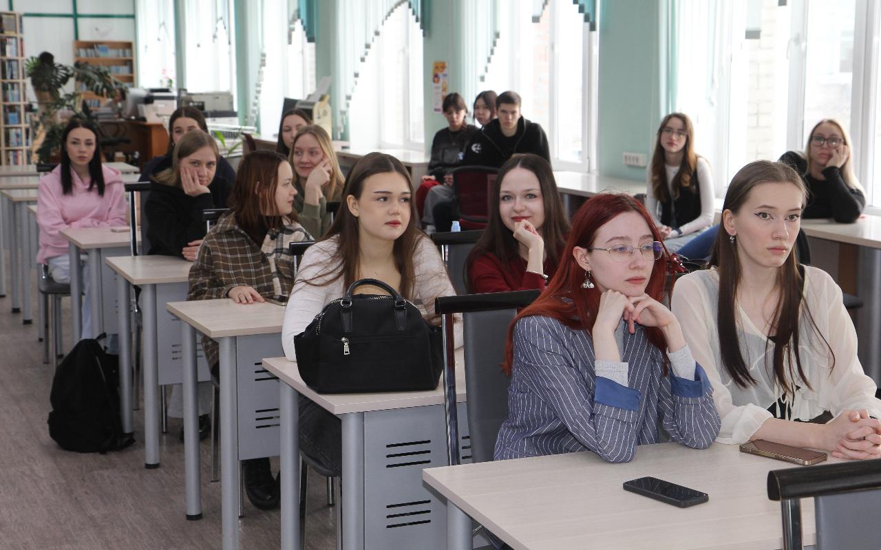 ФОТО к новости: «Если Родина выбрала тебя, ты не можешь ее подвести»: студенты НГПУ встретились с потомственным военным – участником СВО