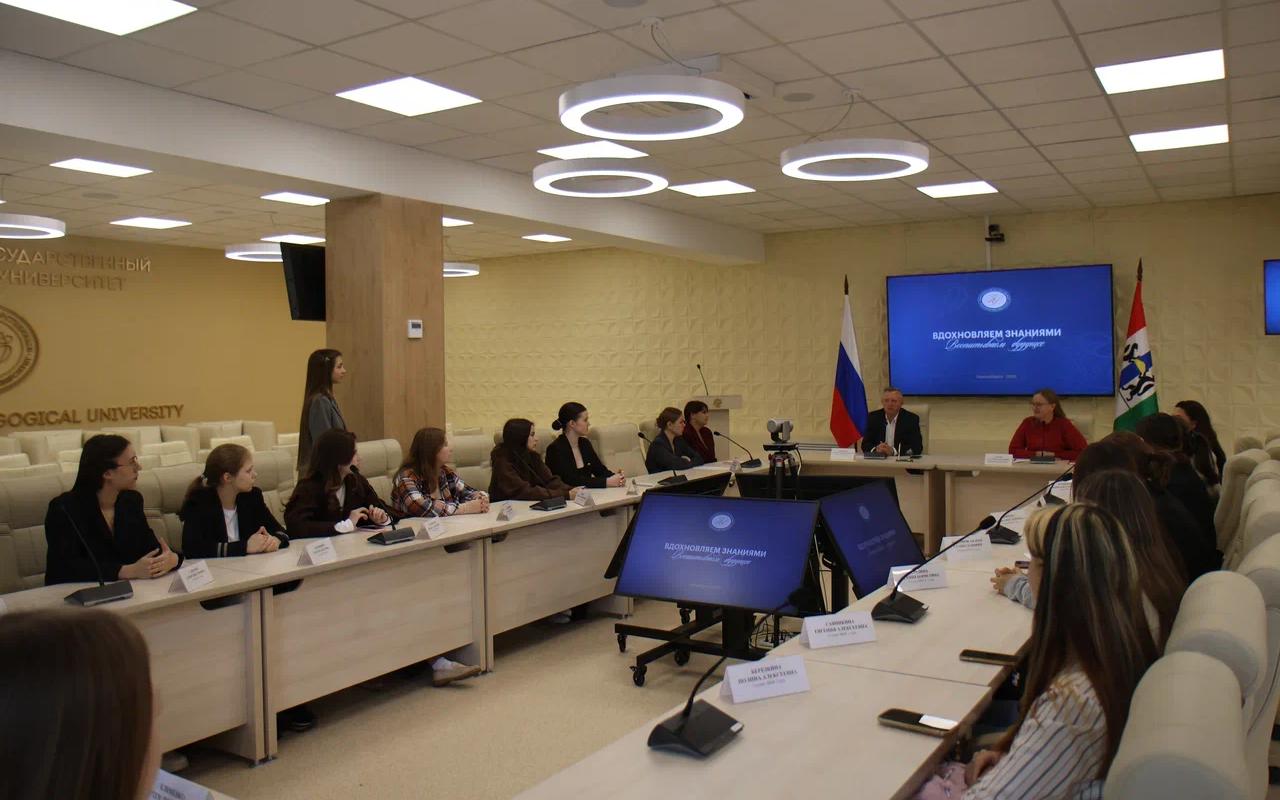 ФОТО к новости: «Очень важна обратная связь»: ректор НГПУ встретился со студентами