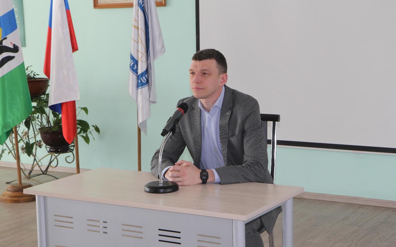 ФОТО к новости: «Не будьте равнодушными!»: в НГПУ прошла встреча с бойцом отряда спецназа «Вега» - участником СВО 