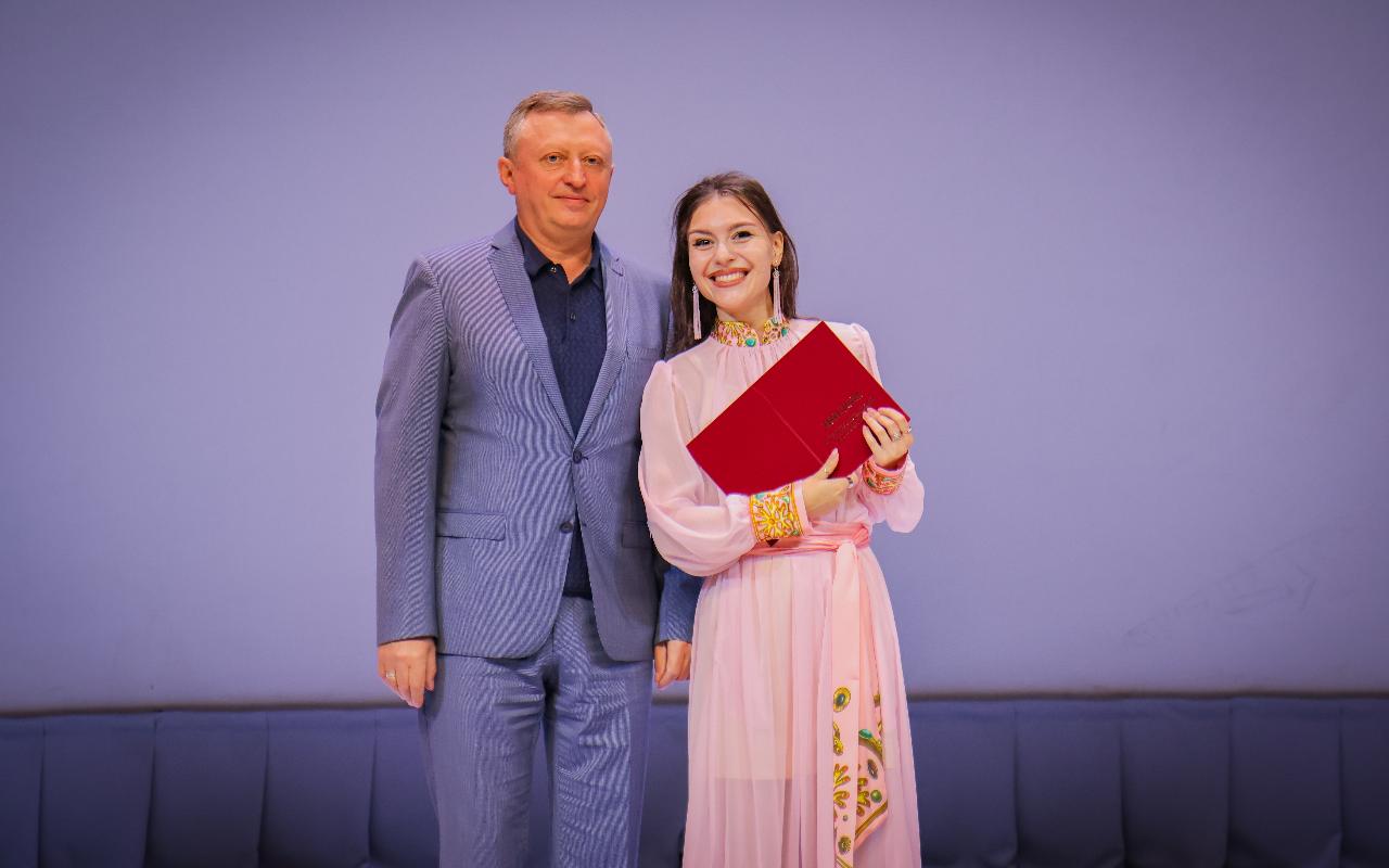 ФОТО к новости: «Вы — будущее России»: в НГПУ состоялось вручение дипломов выпускникам Института истории, гуманитарного и социального образования