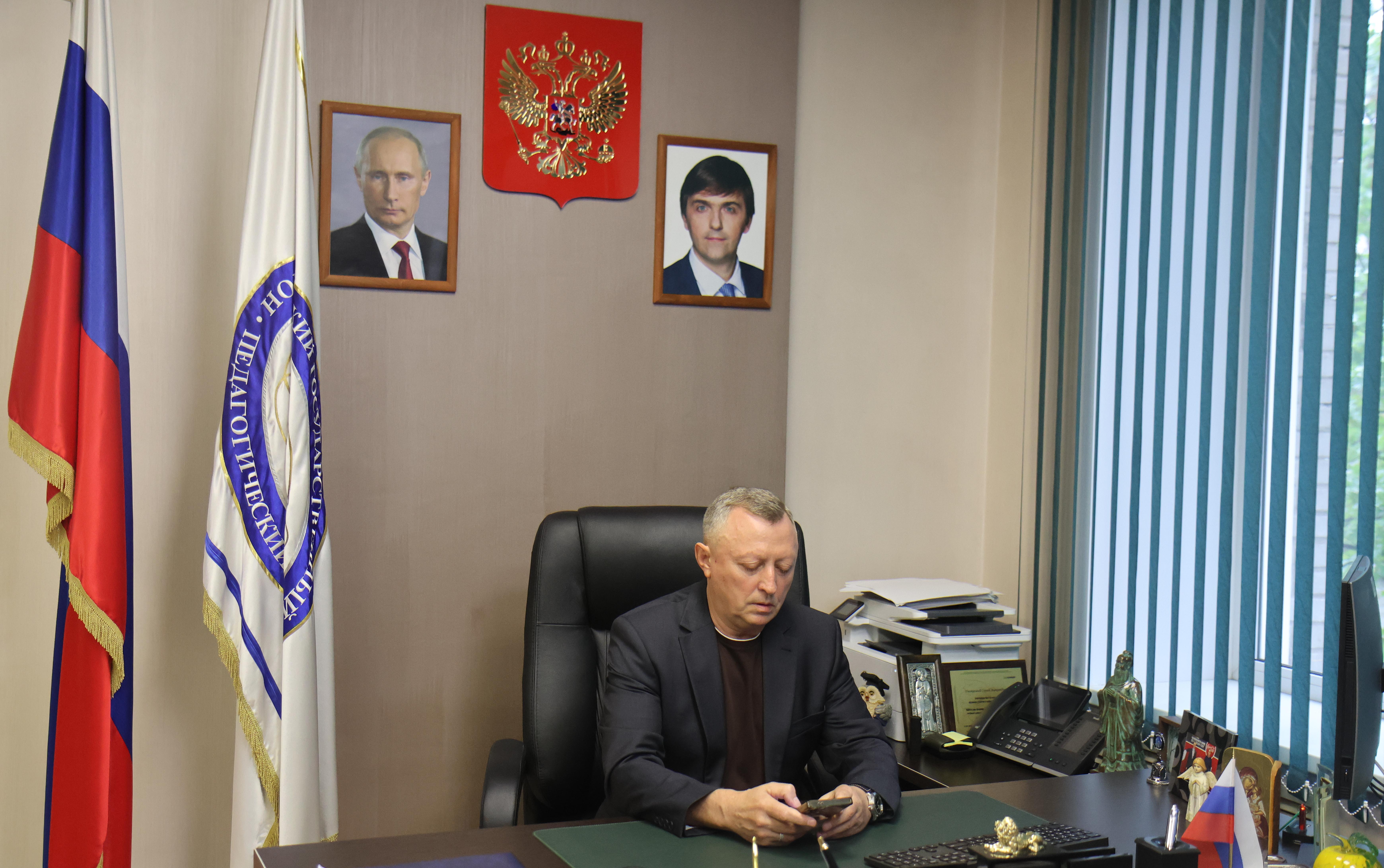 ФОТО к новости: Ректор НГПУ Сергей Александрович Нелюбов проголосовал через систему ДЭГ