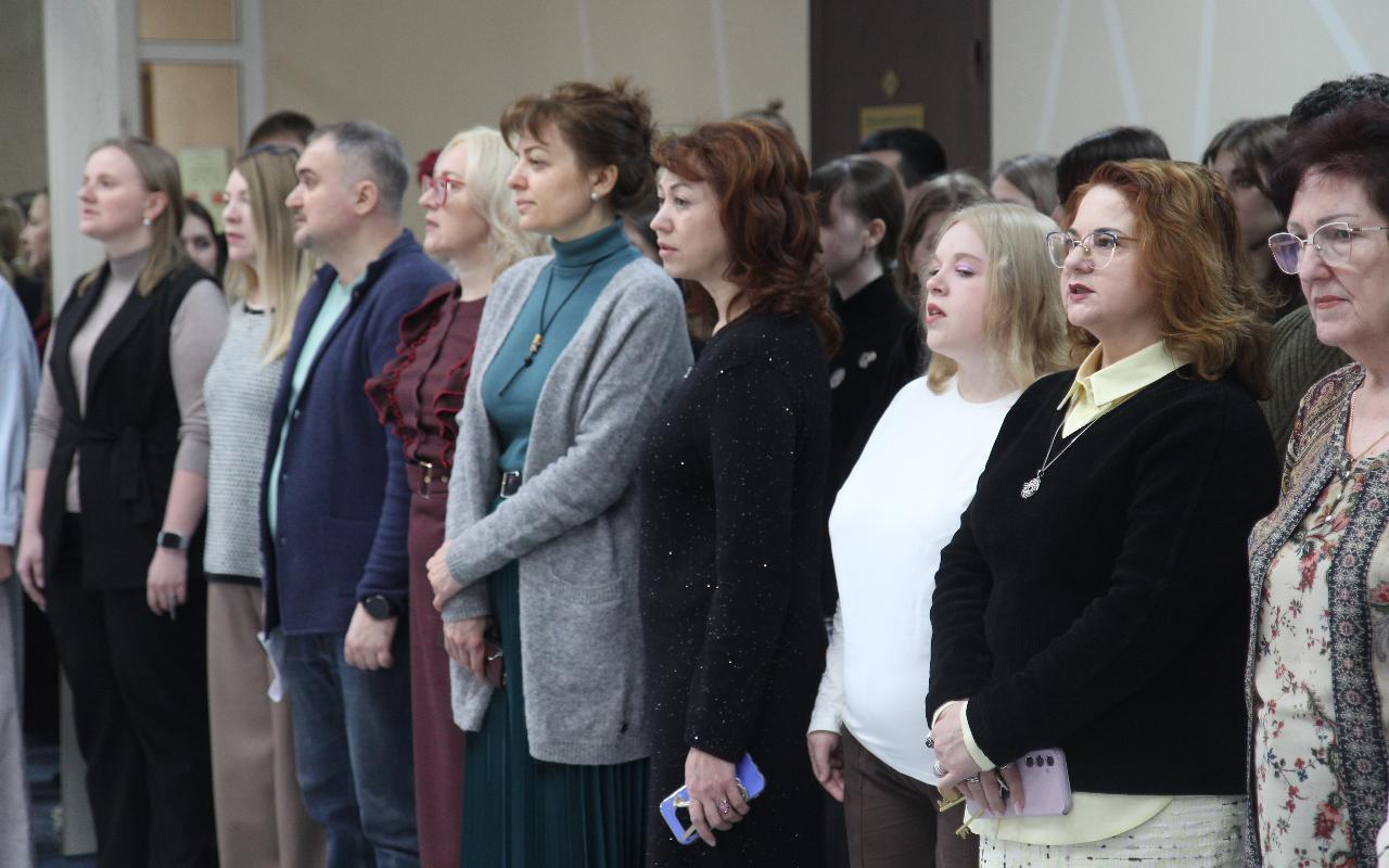ФОТО к новости: Тот, кто вдохновляет и поддерживает: на торжественной линейке в НГПУ вспомнили о наставниках