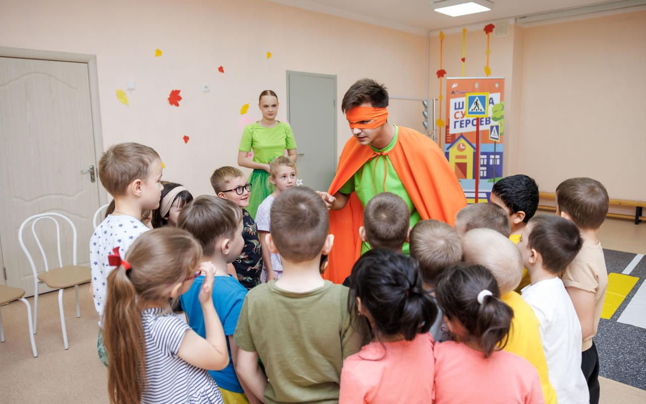 ФОТО к новости: И весело, и серьезно: студенты НГПУ напомнили подрастающему поколению Новосибирска о правилах дорожного движения