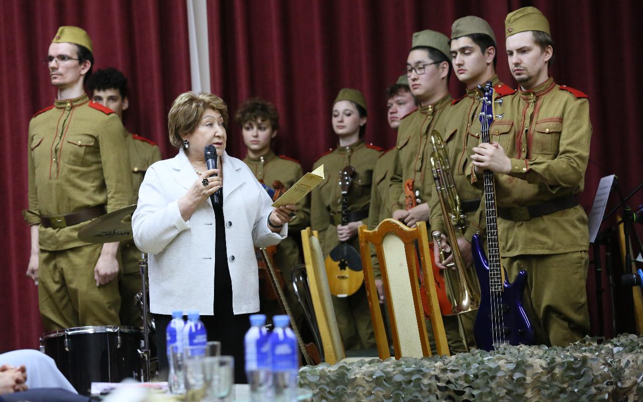 ФОТО к новости: «Эшелон памяти» объединил гимназистов и студентов НГПУ на одной сцене 
