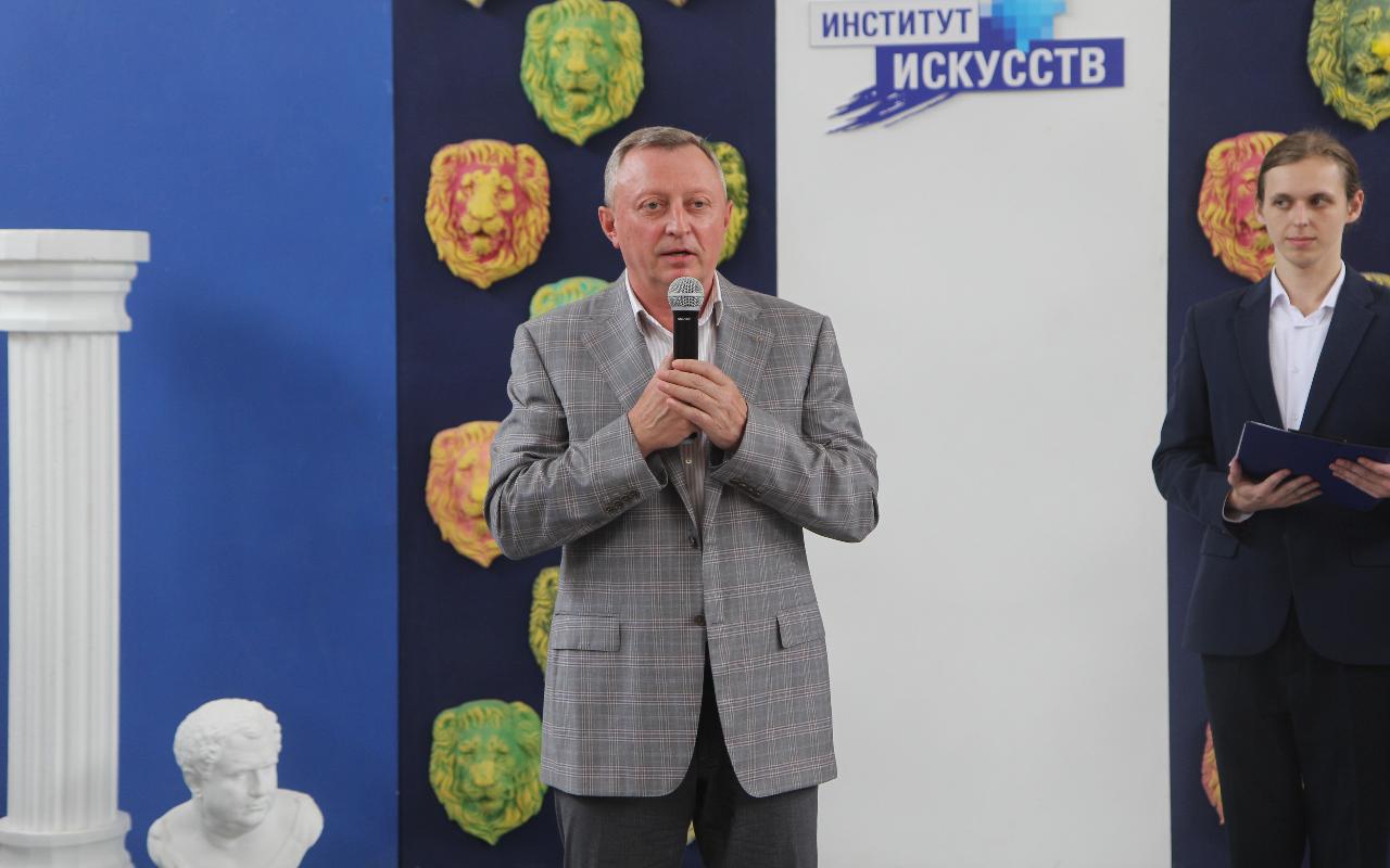 ФОТО к новости: 35 дипломов с отличием: выпускники Института искусств получили документы о высшем образовании