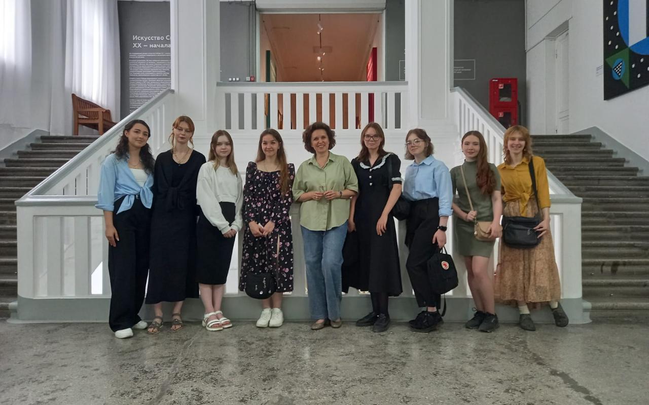 ФОТО к новости: Экзамен среди шедевров: студенты ИКиМП НГПУ сдавали дисциплину «Мировая художественная культура» в залах музея